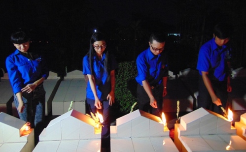 ĐVTN thắp nến và dâng hoa tri ân tại Nghĩa trang liệt sĩ tỉnh An Giang